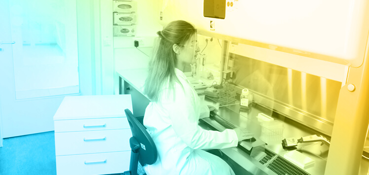 Frau vor Chemiekalienabzug